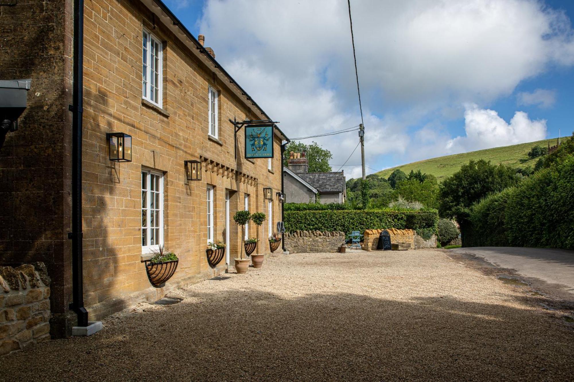 The Queens Arms Poyntington Exterior photo