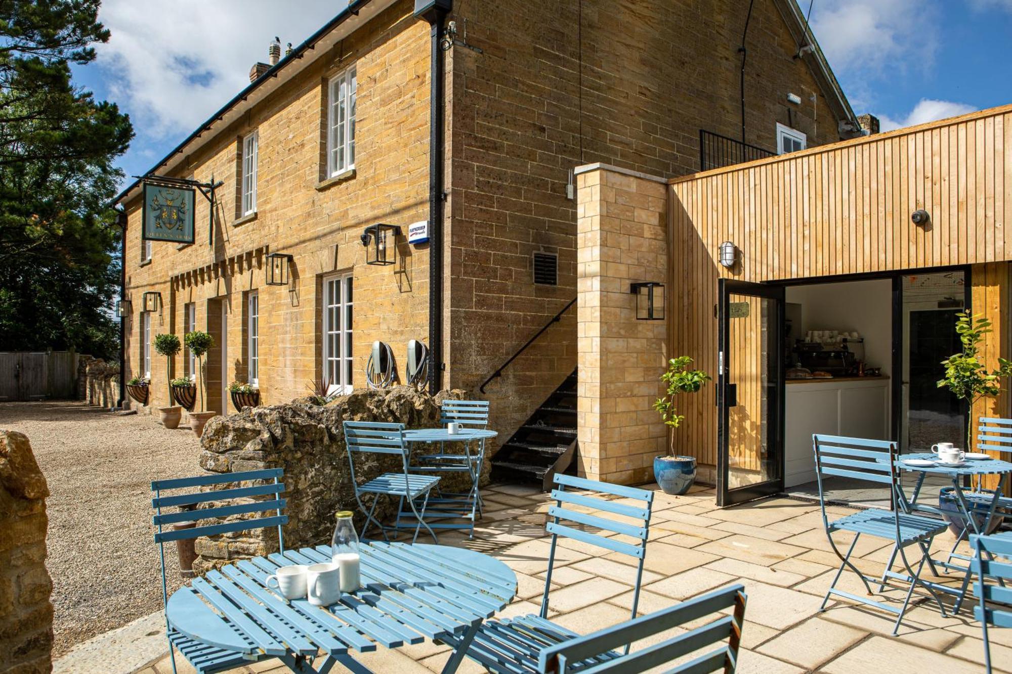 The Queens Arms Poyntington Exterior photo
