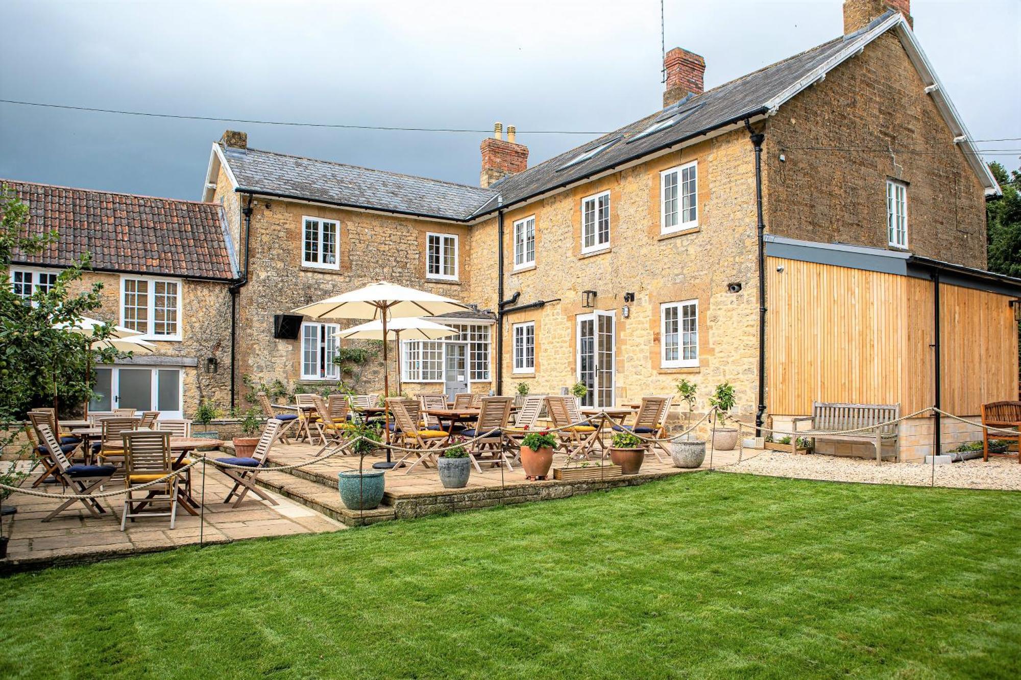 The Queens Arms Poyntington Exterior photo